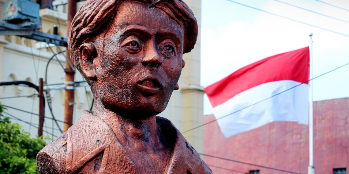 Patung Chairil Anwar, Penyair Terkemuka Indonesia dan Sejarah Hari Puisi Nasional